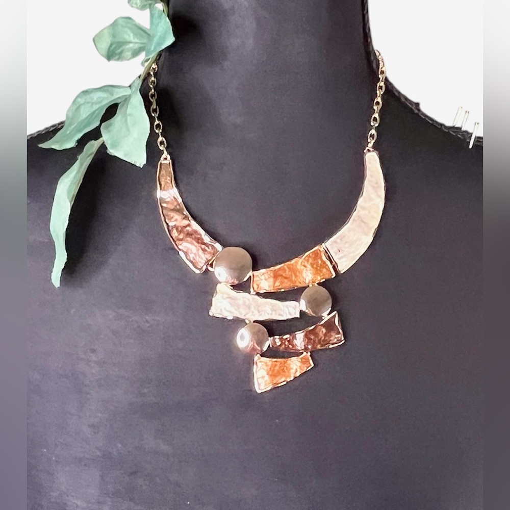 GEOMETRIC HAMMERED METAL STATEMENT NECKLACE